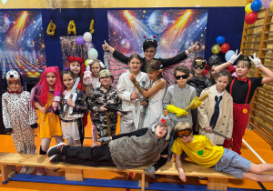 Uczniowie klasy 3c z wychowawcą pozują do zdjęcia