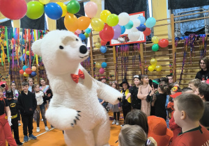 Zabawa karnawałowa z misiem