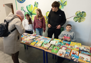 Uczniowie sprzedają książki na kiermaszu
