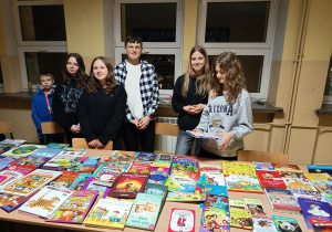 Uczniowie podczas kiermaszu książek