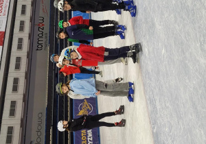 Zawodnicy na starcie - nasz reprezentant w czerwonej bluzie - Michał Godzik