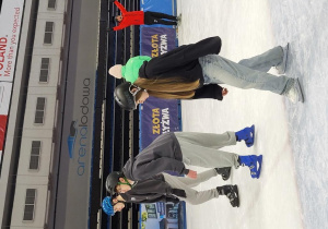 Zawodnicy na starcie - nasza reprezentantka z prawej strony - Nina Karbownik