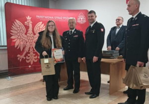 Uczennica odebrała nagrodę