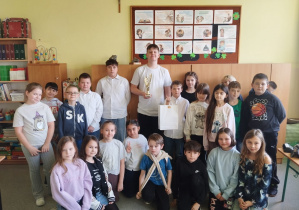 Uczniowie klasy trzeciej z mistrzem i wicemistrzem szachów