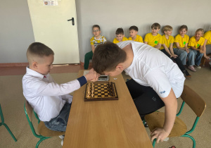 Uczniowie podają sobie rekę