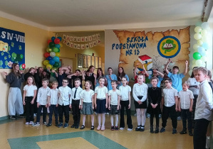 Uczniowie prezentują program artystyczny pt. Szczęśliwa Trzynastka