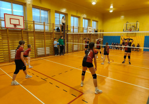 Zawodniczki UKS Joker rozgrywają mecz siatkówki