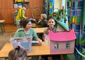 Dziewczynki z domkiem i koszykiem