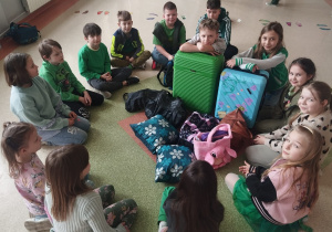 Uczniowie pozują z różnymi przedmiotami