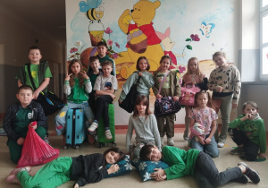 Uczniowie prezentują w czym przynieśli książki