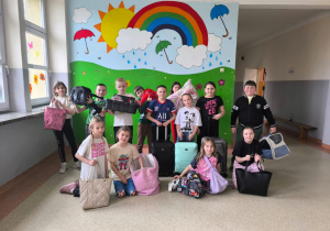 Uczniowie przynieśli książki w różnych torbach