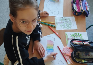 Dziewczynki kolorują skarpetki