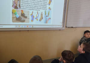 Uczniowie słuchają prezentacji