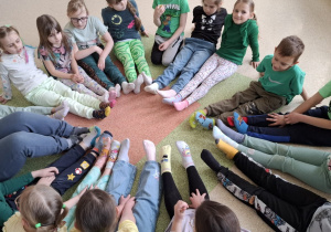 Uczniowie w różnych skarpetkach