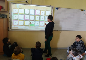 Uczniowie wykonują zadania związane z Dniem Kolorowej Skarpetki