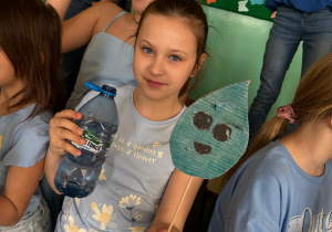 Dziewczynka pokazuje zrobioną kropelkę wody