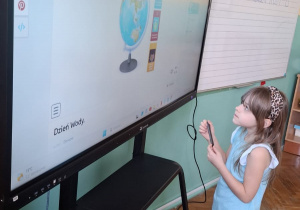 Dziewczynka rozwiązuje zadania o wodzie