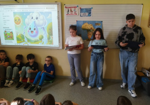 Uczniowie prezentują informacje o oszczędzaniu wody