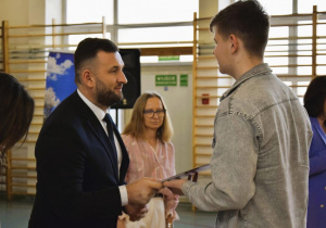 Szymon Nagórka odbiera nagrodę