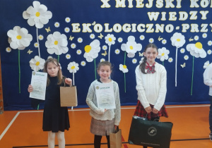 Laureatka i uczennice z trzynastki z dyplomami i upominkami