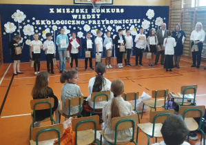 Uczniowie otrzymujący upominki za uczestnictwo w konkursie