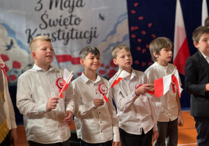 Dzieci śpiewają podczas obchodów majowych świąt