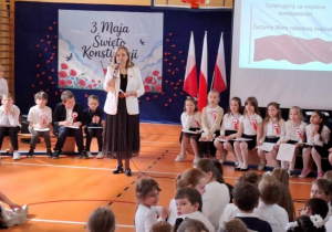 Pani dyrektor dziękuje uczniom za występy i zaprasza do udziału w uroczystościach miejskich