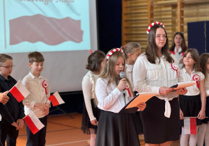 Uczennice prowadzące akademię z okazji Narodowego Święta Trzeciego Maja