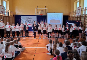 Uczniowie śpiewają piosenkę podczas Narodowego Święta Trzeciego Maja