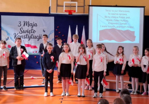 Uczniowie śpiewają piosenkę podczas obchodów patriotycznego święta