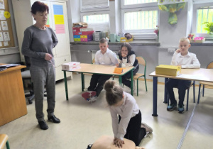 Wykonanie masażu serca