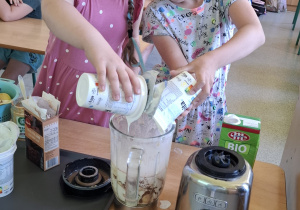 Dziewczynki wykonują deser