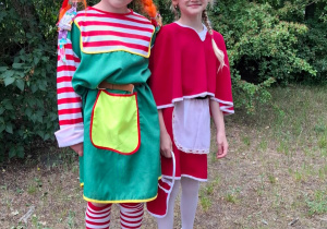 Dziewczynki stoją w przebraniach
